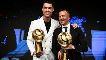 Cristiano Ronaldo y Jorge Mendes posan con sus premios en los Globe Soccer Awards de 2019 en Dubai.