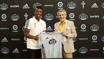 Aidoo posa con la camiseta del Celta.