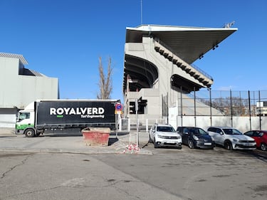 El sol da una tregua al césped de Vallecas 