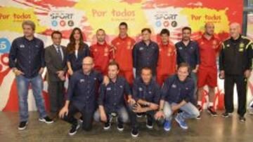 Arriba: Lama, JJ Santos, Sara Carbonero, Iniesta, Torres, Camacho, Silva, Castaño, Reina y Del Bosque. Abajo: Gallego, Luque, Manu Carreño y Paco González, ayer en la presentación de Mediaset en Las Rozas.