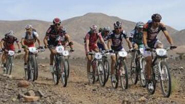 <b>PELOTÓN CABECERO. </b>El grupo delantero de la Titan ayer, con caras conocidas como Heras (dorsal 1), Fran Pérez (23) y el líder Pinto (8).