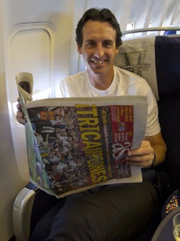 Unai Emery con el periódico de As.