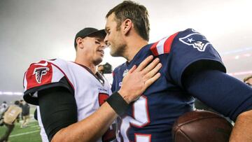 FOXBORO, MA - OCTOBER 22: Tom Brady #12 of the New England Patriots shakes hands with Matt Ryan #2 of the Atlanta Falcons after a game at Gillette Stadium on October 22, 2017 in Foxboro, Massachusetts.   Maddie Meyer/Getty Images/AFP
 == FOR NEWSPAPERS, INTERNET, TELCOS &amp; TELEVISION USE ONLY ==