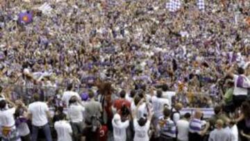 <b>SE QUEDÓ PEQUEÑA. </b>La Plaza Mayor de Valladolid se quedó pequeña para agasajar a los jugadores blanquivioletas.