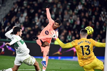 1-3. Marcus Rashford marca el tercer tanto del Barcelona. Tras una serie de rechaces y en la que David Affengruber realiza una salvada, el jugador ingés no perdona.