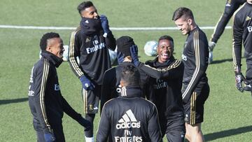 Vinicius bromea con un compa&ntilde;ero en presencia de Militao, Casemiro, Rodrigo y Jovic, durante el entrenamiento de este viernes en el Madrid.