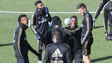 Vinicius bromea con un compa&ntilde;ero en presencia de Militao, Casemiro, Rodrigo y Jovic, durante el entrenamiento de este viernes en el Madrid.