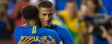 Neymar abraza a Richarlison en la celebración de uno de sus goles ante El Salvador.
