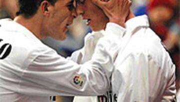 <b>LAS ESTRELLAS DEL PARTIDO</B>. Portillo abraza a Guti después del último tanto conseguido por el Real Madrid.