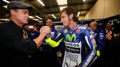 Brad Pitt saluda a Valentino Rossi en un gran premio de MotoGP 2015.