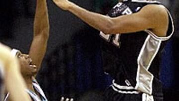 <b>PODERÍO</b>. El alero Tim Duncan, de los San Antonio Spurs, muestra su poderío ante Stromile Swift, de Memphis.