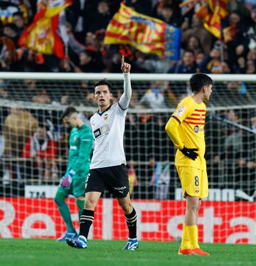 El canterano valencianista se encargó de marcar un gol para empatar con el Barcelona. Buen partido del central, reconvertido a centrocampista.