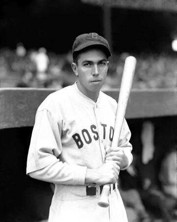 Primer mexicano en MLB
El oriundo de Huatambampo, Sonora, se convirtió en el primer mexicano en jugar en las Grandes Ligas. Lo hizo con los Medias Rojas de Boston el 8 de septiembre de 1933 ante los Tigres de Detroit.
Fue en el primer juego de una doble cartelera y se fue de 4-1 con una carrera anotada. Almada fue titular, bateó como primero en el orden y cubrió la pradera central