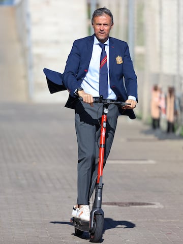 Los jugadores y cuerpo técnico se mueven en patinete durante su concentración para la Eurocopa por la Ciudad de Fútbol de una manera tan divertida y respetuosa para el medio ambiente como es el patinete eléctrico