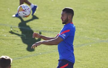 Koke a punto de rematar un bal¨®n