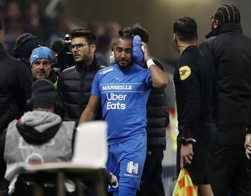 Dimitri Payet recibe un botellazo durante el partido contra el Lyon