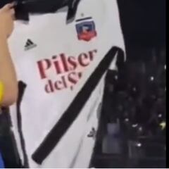 Tiene 4.7 millones de seguidores, cantó en Chile y apareció con camiseta de Colo Colo
