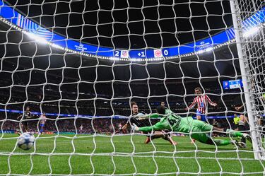 Antoine Griezmann anotó el 3-0 y el gol 200 con el Atlético. El Metroplitano puesto en pie para homenajear a su ídolo, que mostró una camiseta con el dorsal 200. Una noche que, de momento, es un sueño en el estadio rojiblanco.