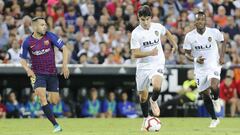 Carlos Soler, ante Jordi Alba.