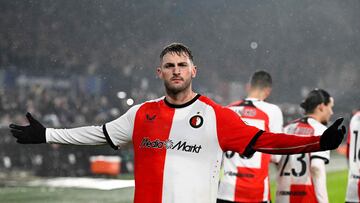 Feyenoord's Mexican forward #29 Santiago Gimenez celebrates after scoring Feyenoord's second goal from the penalty spot during the UEFA Champions League, league phase day 7, football match between Feyenoord (NED) and FC Bayern Munich (GER) at the Feyenoord Stadium in Rotterdam, on January 22, 2025. (Photo by JOHN THYS / AFP)