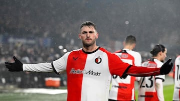 Feyenoord's Mexican forward #29 Santiago Gimenez celebrates after scoring Feyenoord's second goal from the penalty spot during the UEFA Champions League, league phase day 7, football match between Feyenoord (NED) and FC Bayern Munich (GER) at the Feyenoord Stadium in Rotterdam, on January 22, 2025. (Photo by JOHN THYS / AFP)