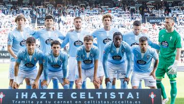 La formación inicial del Celta posa en los prolegómenos del partido contra el Rayo Vallecano en Balaídos.