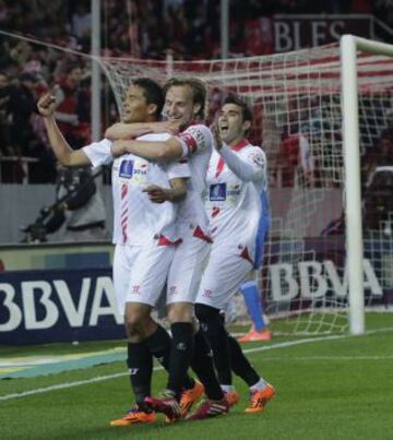 2-1. Bacca celebra el segundo tanto con Rakitic y Reyes.