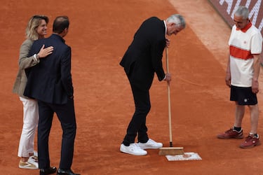 El presidente de la Federación Francesa de Tenis, Gilles Moretton, descubre una placa, colocada sobre la tierra batida, con el nombre del exjugador español Rafael Nadal durante una ceremonia en honor a su carrera en la cancha Philippe-Chatrie.