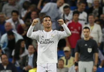 El delantero portugués del Real Madrid Cristiano Ronaldo celebra su gol, tercero del equipo, durante el partido de la primera jornada de la fase de grupos de la Liga de Campeones que Real Madrid y FC Basilea disputan esta noche en el estadio Santiago Bernabéu, en Madrid.