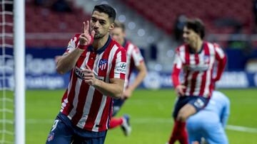 Luis Suárez celebra su gol al Valencia.