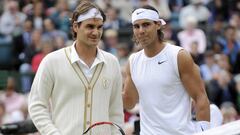 Roger Federer y Rafael Nadal posan para los fot&oacute;grafos antes de la final de Wimbledon 2008.