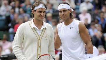 Roger Federer y Rafael Nadal posan para los fot&oacute;grafos antes de la final de Wimbledon 2008.