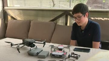 Andrii Pokrasa sentado en el sof&aacute; de su casa en Ucrania con todos los elementos de sus drones sobre la mesa. 