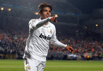 Kaká militó con los merengues del 2009 al 2013. Marcó 23 goles con la camiseta blanca. Apenas jugó cuatro Clásicos.