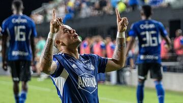 Leonardo Castro celebrando su gol con Millonarios ante Nacional en partido amistoso.