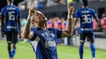 Leonardo Castro celebrando su gol con Millonarios ante Nacional en partido amistoso.