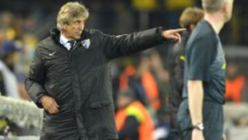 Pellegrini, en la banda durante el partido.