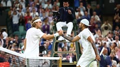 El tenista griego Stefanos Tsitsipas y el australiano Nick Kyrgios se saludan tras su partido en Wimbledon.