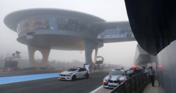 Niebla en el circuito de Jerez antes del comienzo del Gran Premio de España de Motociclismo. 