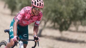 JAEN, 03/09/2022.- El colombiano Esteban Chaves durante la decimocuarta etapa de la Vuelta a España, entre Montoro-Sierra de la Pandera (160,4 km.), este sábado. EFE/ Javier Lizón