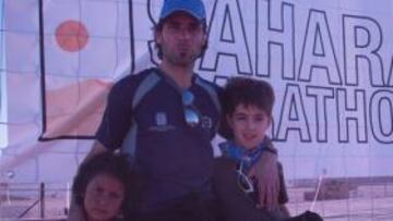 Jon Salvador, con su hijo y su ahijada.