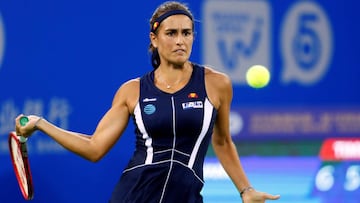 La tenista puertorriqueña Mónica Puig golpea la bola contra la china Qiang Wang durante el partido que enfrentó a ambas en el torneo WTA de Wuhan, en Wuhan (China).