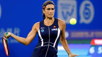 La tenista puertorrique&ntilde;a M&oacute;nica Puig golpea la bola contra la china Qiang Wang durante el partido que enfrent&oacute; a ambas en el torneo WTA de Wuhan, en Wuhan (China).