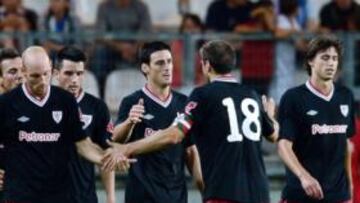 <b>COMPAÑERISMO. </b>Aduriz es felicitado por su amigo Gurpegi, mientras Castillo, Isma López, Toquero e Iturraspe vuelven a su campo.