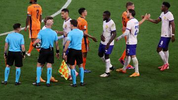 Leipzig (Germany), 21/06/2024.- Players of France and the Netherlands greet each other and the Referees after the UEFA EURO 2024 Group D soccer match between the Netherlands and France, in Leipzig, Germany, 21 June 2024. (Francia, Alemania, Países Bajos; Holanda) EFE/EPA/MOHAMED MESSARA
