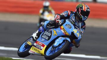 TJK61 NORTHAMPTON (REINO UNIDO) 25/08/2017.- El piloto español de Moto3 Aron Canet, de Estrella Galacia 0,0 Honda, participa en la sesión de entrenamientos para el Gran Premio de Gran Bretaña en el circuito de Silverstone en Northampton (Reino Unido) hoy, 25 de agosto de 2017. EFE/Tim Keeton