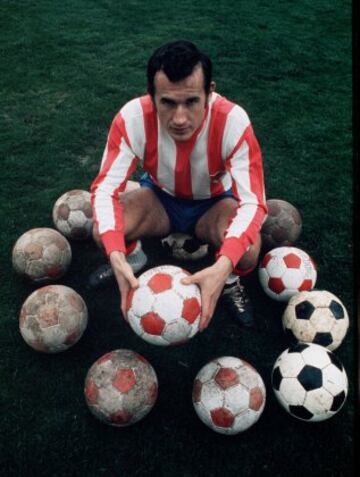 El zaragozano recaló en el Granada en 1968. Sus comienzos fueron complicados, ya que tuvo que jugar como defensa e incluso fue obligado a jugar en el filial con 26 años, al ser descartado por el técnico Néstor Rosi en la temporada 1969-1970. En la siguiente campaña volverí­a al primer equipo, y en la 1971-1972, anotarí­a 20 goles y se harí­a con el Trofeo Pichichi al máximo goleador de la Liga.