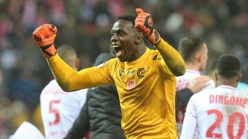 Reims' French goalkeeper Edouard Mendy celebrates after winning the French L1 football match between Reims and Marseille on February 2, 2019 at the Auguste Delaune Stadium in Reims. (Photo by AFP)