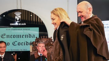 La presidenta del Real Club Celta de Vigo, Marián Mouriño recibe la capa de Comendadora de la 57 Feria del Cocido de manos del presidente de la Real Federación Española de Fútbol (RFEF), Rafael Louzán, durante los actos de la Encomienda del Cocido celebrados en Lalín.