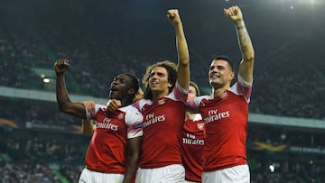 LISBON, PORTUGAL - OCTOBER 25: Danny Welbeck of Arsenal celebrates with team mates after scoring his sides first goal during the UEFA Europa League Group E match between Sporting CP and Arsenal at Estadio Jose Alvalade on October 25, 2018 in Lisbon, Port